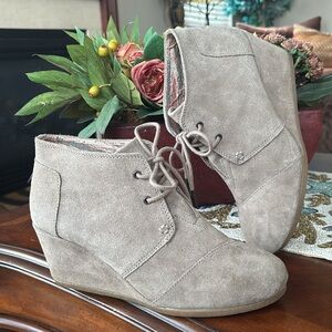 Toms Genuine Suede Desert Wedge Ankle Bootie Neutral Lace Up Rounded Toe Boots